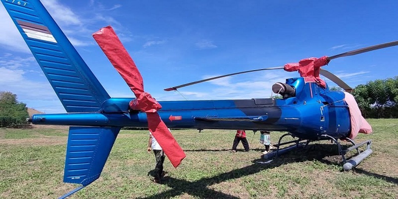 Sebuah helikopter tipe AS.350 B3E milik perusahaan PT. Komala Indonesia melakukan pendaratan darurat di Desa Bumi Bahari, Kecamatan Popayato, Kamis (29/05/2025) sekitar pukul 11.30 Wita (f.pemerhati.id).