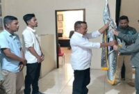 Ketua DPD PJS Riau, Ir. Yanto Budiman Situmeang (kanan) menyerahkan Pataka kepada Ketua DPC PJS Rohul, Rabu (28/05/2025).