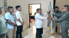 Ketua DPD PJS Riau, Ir. Yanto Budiman Situmeang (kanan) menyerahkan Pataka kepada Ketua DPC PJS Rohul, Rabu (28/05/2025).