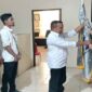 Ketua DPD PJS Riau, Ir. Yanto Budiman Situmeang (kanan) menyerahkan Pataka kepada Ketua DPC PJS Rohul, Rabu (28/05/2025).