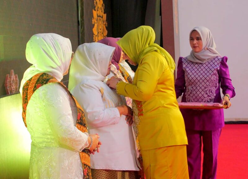 Ketua TP. PKK Kabupaten Bone Bolango, Ruwaida Mile nahkodai Dekranasda Bone Bolango periode 2025-2030. Istri Bupati Bone Bolango Ismet Mile itu, dilantik oleh Ketua Dekranasda Provinsi Gorontalo, Nani Mokodongan bersamaan dengan Ketua Dekranasda di tiga kabupaten lainnya, yaitu Kabupaten Gorontalo, Boalemo dan Pohuwato yang berlangsung di Gedung Bele Li Mbui, Senin (28/4/2025). (F.Rendi/Magang Diskominfo)