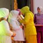 Ketua TP. PKK Kabupaten Bone Bolango, Ruwaida Mile nahkodai Dekranasda Bone Bolango periode 2025-2030. Istri Bupati Bone Bolango Ismet Mile itu, dilantik oleh Ketua Dekranasda Provinsi Gorontalo, Nani Mokodongan bersamaan dengan Ketua Dekranasda di tiga kabupaten lainnya, yaitu Kabupaten Gorontalo, Boalemo dan Pohuwato yang berlangsung di Gedung Bele Li Mbui, Senin (28/4/2025). (F.Rendi/Magang Diskominfo)