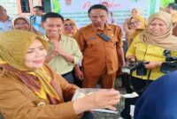 Wakil Gubernur Gorontalo, Idah Syahidah Rusli Habibie, yang didampingi Kepala Dinas Kesehatan Provinsi Gorontalo, Anang S. Otoluwa dalam kunjungan kerja di Desa Tolinggula Ulu Kecamatan Tolinggula, Kabupaten Gorontalo Utara, Senin (2/6/2025).