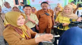 Wakil Gubernur Gorontalo, Idah Syahidah Rusli Habibie, yang didampingi Kepala Dinas Kesehatan Provinsi Gorontalo, Anang S. Otoluwa dalam kunjungan kerja di Desa Tolinggula Ulu Kecamatan Tolinggula, Kabupaten Gorontalo Utara, Senin (2/6/2025).
