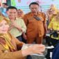 Wakil Gubernur Gorontalo, Idah Syahidah Rusli Habibie, yang didampingi Kepala Dinas Kesehatan Provinsi Gorontalo, Anang S. Otoluwa dalam kunjungan kerja di Desa Tolinggula Ulu Kecamatan Tolinggula, Kabupaten Gorontalo Utara, Senin (2/6/2025).