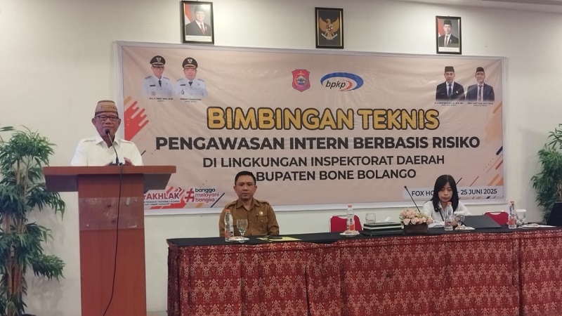 Kepala Inspektorat Bone Bolango, Fredy Lasut, dalam kegiatan Bimtek Manajemen Risiko yang diselenggarakan oleh Inspektorat Daerah Kabupaten Bone Bolango bekerja sama dengan BPKP Provinsi Gorontalo, di Aula Tilongkabila, Hotel Fox Gorontalo, Senin (23/6/2025). (F.AKP)