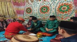 Sekretaris Daerah Kabupaten Bone Bolango, Dr. Iwan Mustapa, SE., M.Si., MA, menjalani prosesi adat Mopotilolo di Rumah Dinas Sekretariat Daerah Kelurahan Timbihe Kecamatan Kabila, Selasa (3/6/2025).
