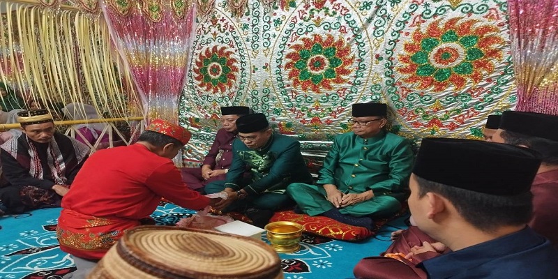 Sekretaris Daerah Kabupaten Bone Bolango, Dr. Iwan Mustapa, SE., M.Si., MA, menjalani prosesi adat Mopotilolo di Rumah Dinas Sekretariat Daerah Kelurahan Timbihe Kecamatan Kabila, Selasa (3/6/2025).