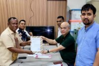 Muhamad Yamin Abbas, Kadisparpora Bone Bolango menyerahkan surat pernyataan Kabupaten Bone Bolango siap menjadi tuan rumah Tarkam dan Olahraga Tradisional tahun 2025 kepada Kemenpora yang diterima Asisten Deputi Olahraga Masyarakat, Marheni Dyah Kusumawati melalui Penanggungjawab Kegiatan, Latif, di Kantor Kemenpora RI, Rabu (25/6/2025). (F.dok.istimewa)

