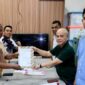 Muhamad Yamin Abbas, Kadisparpora Bone Bolango menyerahkan surat pernyataan Kabupaten Bone Bolango siap menjadi tuan rumah Tarkam dan Olahraga Tradisional tahun 2025 kepada Kemenpora yang diterima Asisten Deputi Olahraga Masyarakat, Marheni Dyah Kusumawati melalui Penanggungjawab Kegiatan, Latif, di Kantor Kemenpora RI, Rabu (25/6/2025). (F.dok.istimewa)

