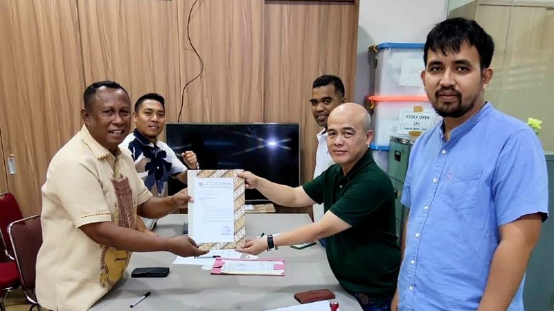 Muhamad Yamin Abbas, Kadisparpora Bone Bolango menyerahkan surat pernyataan Kabupaten Bone Bolango siap menjadi tuan rumah Tarkam dan Olahraga Tradisional tahun 2025 kepada Kemenpora yang diterima Asisten Deputi Olahraga Masyarakat, Marheni Dyah Kusumawati melalui Penanggungjawab Kegiatan, Latif, di Kantor Kemenpora RI, Rabu (25/6/2025). (F.dok.istimewa)

