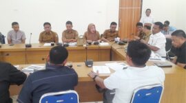 Sekretaris Dinas Komunikasi dan Informatika (Diskominfo) Kabupaten Bone Bolango, Eriana Pajria Ningsih tengah memberikan penjelasan pada RDP DPRD Bone Bolango bersama Koperasi Jasa Global Akses Sejahtera (GASS), Selasa (24/6) di Kantor DPRD Bone Bolango.