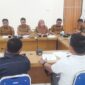 Sekretaris Dinas Komunikasi dan Informatika (Diskominfo) Kabupaten Bone Bolango, Eriana Pajria Ningsih tengah memberikan penjelasan pada RDP DPRD Bone Bolango bersama Koperasi Jasa Global Akses Sejahtera (GASS), Selasa (24/6) di Kantor DPRD Bone Bolango.
