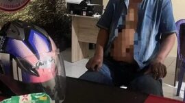 Terduga pelaku penganiayaan A.H diamankan bersama barang bukti (F.Berita A1).