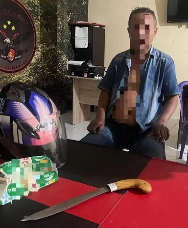 Terduga pelaku penganiayaan A.H diamankan bersama barang bukti (F.Berita A1).