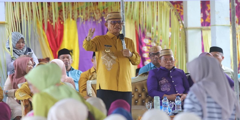 Sambutan dan Arahan Bupati Bone Bolango, Drs. H. Ismet Mile, MM, usai prosesi adat “Mopotilolo” di Kecamatan Tilongkabila, Minggu (29/6).