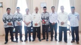 Foto bersama Bupati Ismet Mile saat audiensi Pengurus PGRI Provinsi Gorontalo, Rabu (11/6). Kegiatan ini sekaligus menyampaikan persiapan pelantikan PGRI Bone Bolango Periode 2025 – 2030. (F.Prokopim)