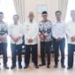 Foto bersama Bupati Ismet Mile saat audiensi Pengurus PGRI Provinsi Gorontalo, Rabu (11/6). Kegiatan ini sekaligus menyampaikan persiapan pelantikan PGRI Bone Bolango Periode 2025 – 2030. (F.Prokopim)