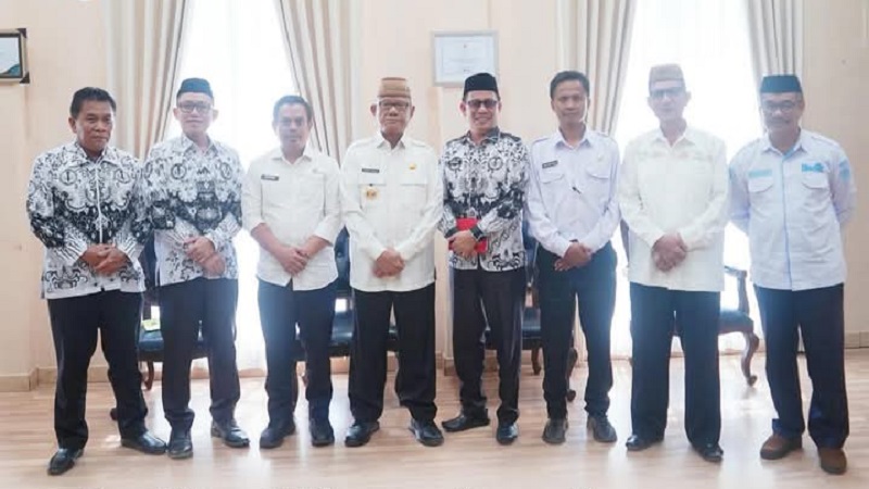 Foto bersama Bupati Ismet Mile saat audiensi Pengurus PGRI Provinsi Gorontalo, Rabu (11/6). Kegiatan ini sekaligus menyampaikan persiapan pelantikan PGRI Bone Bolango Periode 2025 – 2030. (F.Prokopim)