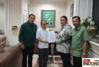 Sekjen DPP PKB Hasanudin Wahid menyerahkan SK DPC PKB Kabupaten Bone Bolango kepada Mohamad Zamrony Mile di Kantor Sekretariat DPP PKB, Jalan Raden Saleh Nomor 9, Jakarta Pusat, Senin (23/6). Penyerahan ini turut dihadiri Sekretaris DPC PKB Iwan Bau dan Pengurus DPW PKB Provinsi Gorontalo Muhtojim Boki. 