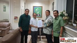 Sekjen DPP PKB Hasanudin Wahid menyerahkan SK DPC PKB Kabupaten Bone Bolango kepada Mohamad Zamrony Mile di Kantor Sekretariat DPP PKB, Jalan Raden Saleh Nomor 9, Jakarta Pusat, Senin (23/6). Penyerahan ini turut dihadiri Sekretaris DPC PKB Iwan Bau dan Pengurus DPW PKB Provinsi Gorontalo Muhtojim Boki. 
