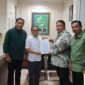 Sekjen DPP PKB Hasanudin Wahid menyerahkan SK DPC PKB Kabupaten Bone Bolango kepada Mohamad Zamrony Mile di Kantor Sekretariat DPP PKB, Jalan Raden Saleh Nomor 9, Jakarta Pusat, Senin (23/6). Penyerahan ini turut dihadiri Sekretaris DPC PKB Iwan Bau dan Pengurus DPW PKB Provinsi Gorontalo Muhtojim Boki. 