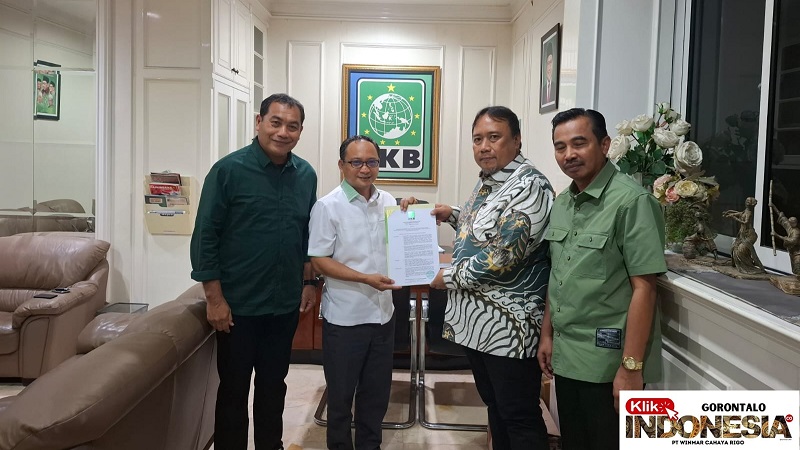 Sekjen DPP PKB Hasanudin Wahid menyerahkan SK DPC PKB Kabupaten Bone Bolango kepada Mohamad Zamrony Mile di Kantor Sekretariat DPP PKB, Jalan Raden Saleh Nomor 9, Jakarta Pusat, Senin (23/6). Penyerahan ini turut dihadiri Sekretaris DPC PKB Iwan Bau dan Pengurus DPW PKB Provinsi Gorontalo Muhtojim Boki. 