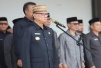 Bupati Bone Bolango Drs. H. Ismet Mile, MM, memimpin upacara peringatan hari lahir Pancasila di alun-alun Bone Bolango Senin (2/6).