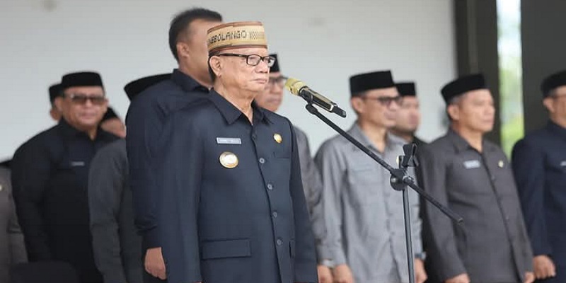 Bupati Bone Bolango Drs. H. Ismet Mile, MM, memimpin upacara peringatan hari lahir Pancasila di alun-alun Bone Bolango Senin (2/6).