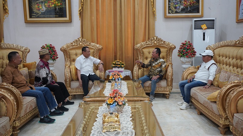 Revan Saputra Bangsawan (RSB) menggelar silaturahmi bersama Gubernur Gorontalo Gusnar Ismail, Ketua DPRD Provinsi Gorontalo Thomas Mopili, Bupati Bone Bolango Ismet Mile dan Wabup Bone Bolango Risman Tolingguhu.