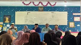 Klarifikasi pihak sekolah bersama orang tua siswa, Komite Sekolah, Ketua Paguyuban, Kepala Desa dan Babinkamtibmas, bertempat di aula pertemuan SDN 7 Tilongkabila, Kamis (19/6).