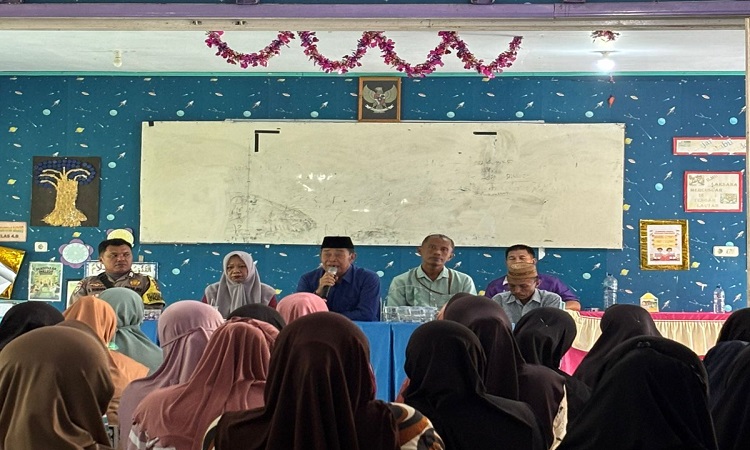 Klarifikasi pihak sekolah bersama orang tua siswa, Komite Sekolah, Ketua Paguyuban, Kepala Desa dan Babinkamtibmas, bertempat di aula pertemuan SDN 7 Tilongkabila, Kamis (19/6).