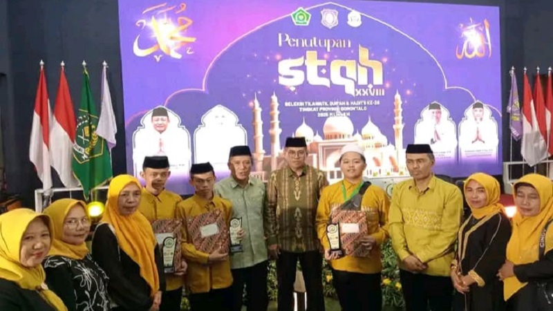 Penyerahan hadiah Seleksi Tilawatil Qur’an dan Hadits (STQH) Tingkat Provinsi Gorontalo, Kafila Bone Bolango yang turut dihadiri Sekda Bone Bolango Iwan Mustapa, Official Imran Gaib