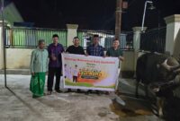 Wakil Ketua DPRD Bone Bolango, Zainudin Pedro Bau, menyerahkan sapi kurban dari Keluarga Besar Dr. Ir Mohamad Rudi Salahudin, Mantan Penjabat Gubernur Gorontalo Tahun 2024 Kepada Badan Takmir Masjid Jabal Nur Desa Timbuolo Kecamatan Botupingge Kabupaten Bone Bolango, Kamis (5/6).