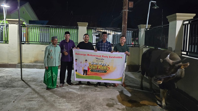 Wakil Ketua DPRD Bone Bolango, Zainudin Pedro Bau, menyerahkan sapi kurban dari Keluarga Besar Dr. Ir Mohamad Rudi Salahudin, Mantan Penjabat Gubernur Gorontalo Tahun 2024 Kepada Badan Takmir Masjid Jabal Nur Desa Timbuolo Kecamatan Botupingge Kabupaten Bone Bolango, Kamis (5/6).