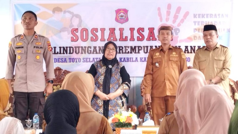 Sosialisasi Perlindungan Perempuan dan Anak yang digelar Pemerintah Desa Toto Selatan, Kecamatan Kabila, di halaman Kantor Desa setempat, Senin (16/6/2025). (F. AKP).