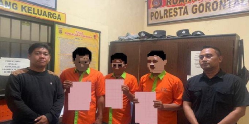 Terduga Penggelapan Tiang Internet di Kota Gorontalo saat di Bekuk Polisi. (F. poota.id)