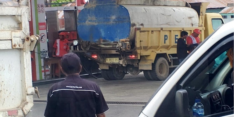 Sebuah truk Fuso Canter FE 84 SHDX berpelat B 9600 UVZ yang telah dimodifikasi (F.klikindonesia).