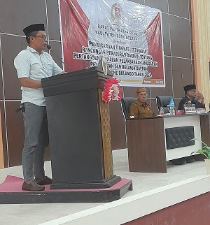 Imran Mahmud, juru bicara Fraksi Partai Nasdem DPRD Bone Bolango saat menyampaikan pandangan umum dalam pelaksanaan Paripurna Tingkat I terhadap Rancangan Peraturan Daerah (Ranperda) tentang Pertanggungjawaban Pelaksanaan APBD Tahun Anggaran 2024, Selasa (24/6/2025). 