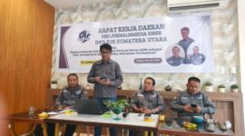 Ketum DPP PJS Mahmud Marhaba saat berfoto bersama pengurus DPD dan DPC PJS se Sumut dalam agenda Rakerda di Kota Medan, Sabtu (28/06/2025).