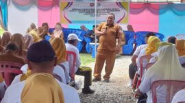 Arfan Luwiti, Panitia Pelaksana Bimtek Peningkatan Manajerial Kepala Sekolah Jenjang TK, SD, dan SMP, Batch 2 Tahun 2025, saat memberikan arahan usai pembukaan Bimtek oleh Bupati Ismet Mile bertempat di Danau Perintis Desa Boludawa Kecamatan Suwawa, Senin (14/7).
