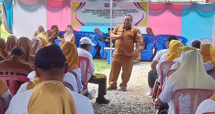 Arfan Luwiti, Panitia Pelaksana Bimtek Peningkatan Manajerial Kepala Sekolah Jenjang TK, SD, dan SMP, Batch 2 Tahun 2025, saat memberikan arahan usai pembukaan Bimtek oleh Bupati Ismet Mile bertempat di Danau Perintis Desa Boludawa Kecamatan Suwawa, Senin (14/7).