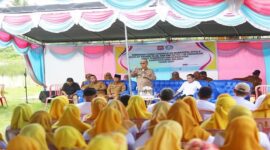 Bupati Bone Bolango Drs. H. Ismet Mile, MM, didampingi Kadis Pendidikan dan team Kerja Bupati membuka Bimbingan Teknis (Bimtek) Peningkatan Manajerial Kepala Sekolah Jenjang TK, SD, dan SMP, Batch 2 di Lingkungan Dinas Pendidikan Dan Kebudayaan Kabupaten Bone Bolango Tahun 2025, bertempat di Danau Perintis Desa Boludawa Kecamatan Suwawa, Senin (14/7). (F. Yudi/Prokopim).