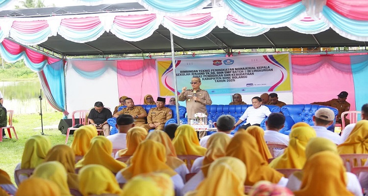 Bupati Bone Bolango Drs. H. Ismet Mile, MM, didampingi Kadis Pendidikan dan team Kerja Bupati membuka Bimbingan Teknis (Bimtek) Peningkatan Manajerial Kepala Sekolah Jenjang TK, SD, dan SMP, Batch 2 di Lingkungan Dinas Pendidikan Dan Kebudayaan Kabupaten Bone Bolango Tahun 2025, bertempat di Danau Perintis Desa Boludawa Kecamatan Suwawa, Senin (14/7). (F. Yudi/Prokopim).