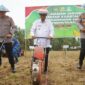 Penanaman Jagung Serentak Kuartal III dan Penanaman Jagung di Lahan Perhutanan Sosial yang dilaksanakan di Desa Bongoime Kecamatan Tilongkabila, Rabu (9/7). (F. Onal/Prokopim).