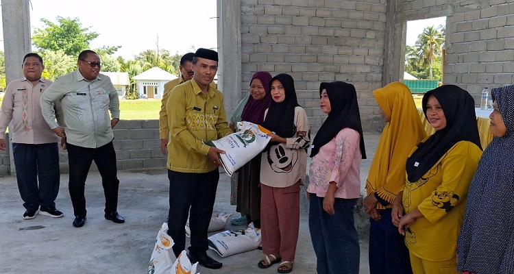 Camat Tilongkabila Kabupaten Bone Bolango, Imran Gaib, saat menyerahkan secara simbolis Cadangan Beras Pemerintah (CBP) untuk Bulan Juni-Juli 2025 kepada Keluarga Penerima Manfaat (KPM) di Desa Tunggulo Kecamatan Tilongkabila, Kamis (24/7).