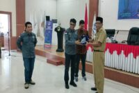 Ketum DPP PJS menyerahkan cendra mata kepada Assisten I Pemprov Sulteng Fahrudin, Selasa (15/07/2025) di Palu Sulteng.