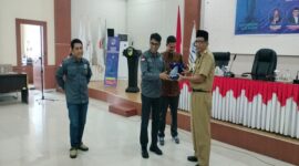 Ketum DPP PJS menyerahkan cendra mata kepada Assisten I Pemprov Sulteng Fahrudin, Selasa (15/07/2025) di Palu Sulteng.