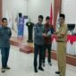 Ketum DPP PJS menyerahkan cendra mata kepada Assisten I Pemprov Sulteng Fahrudin, Selasa (15/07/2025) di Palu Sulteng.