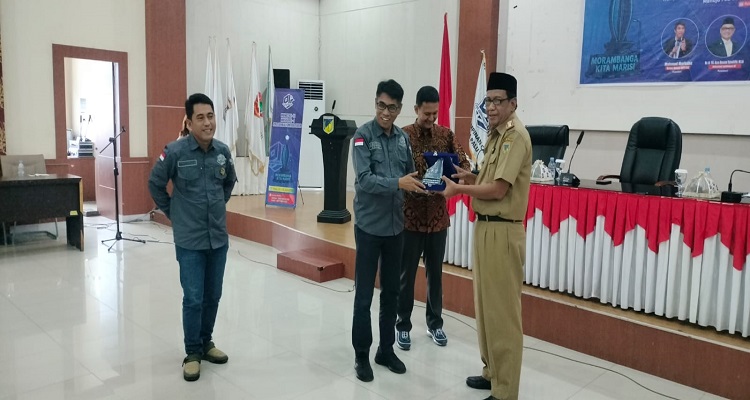 Ketum DPP PJS menyerahkan cendra mata kepada Assisten I Pemprov Sulteng Fahrudin, Selasa (15/07/2025) di Palu Sulteng.